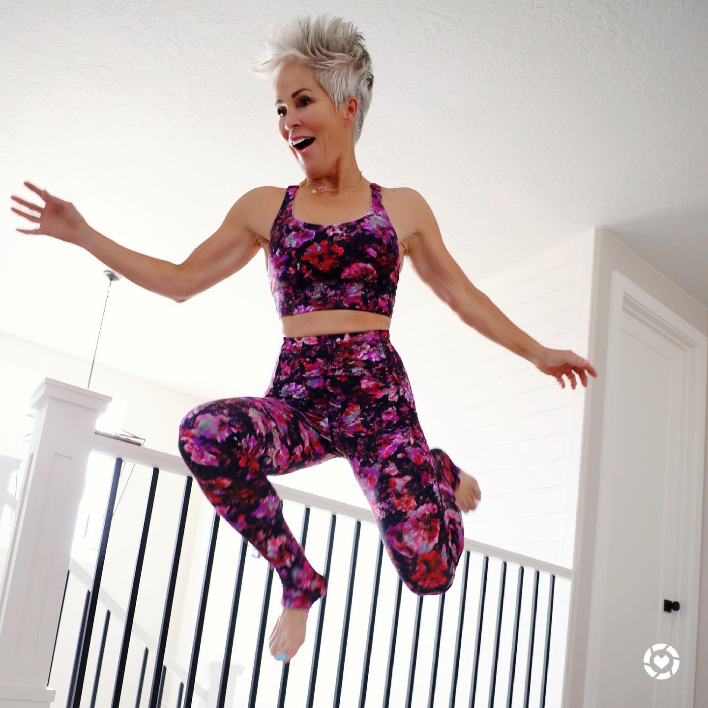 Летний спортивный стиль для женщин 40-50 лет: 60+ солидных и модных образов на 2026 год