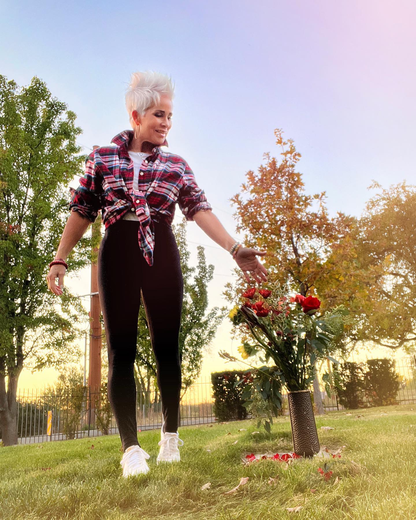 Летний спортивный стиль для женщин 40-50 лет: 60+ солидных и модных образов на 2026 год