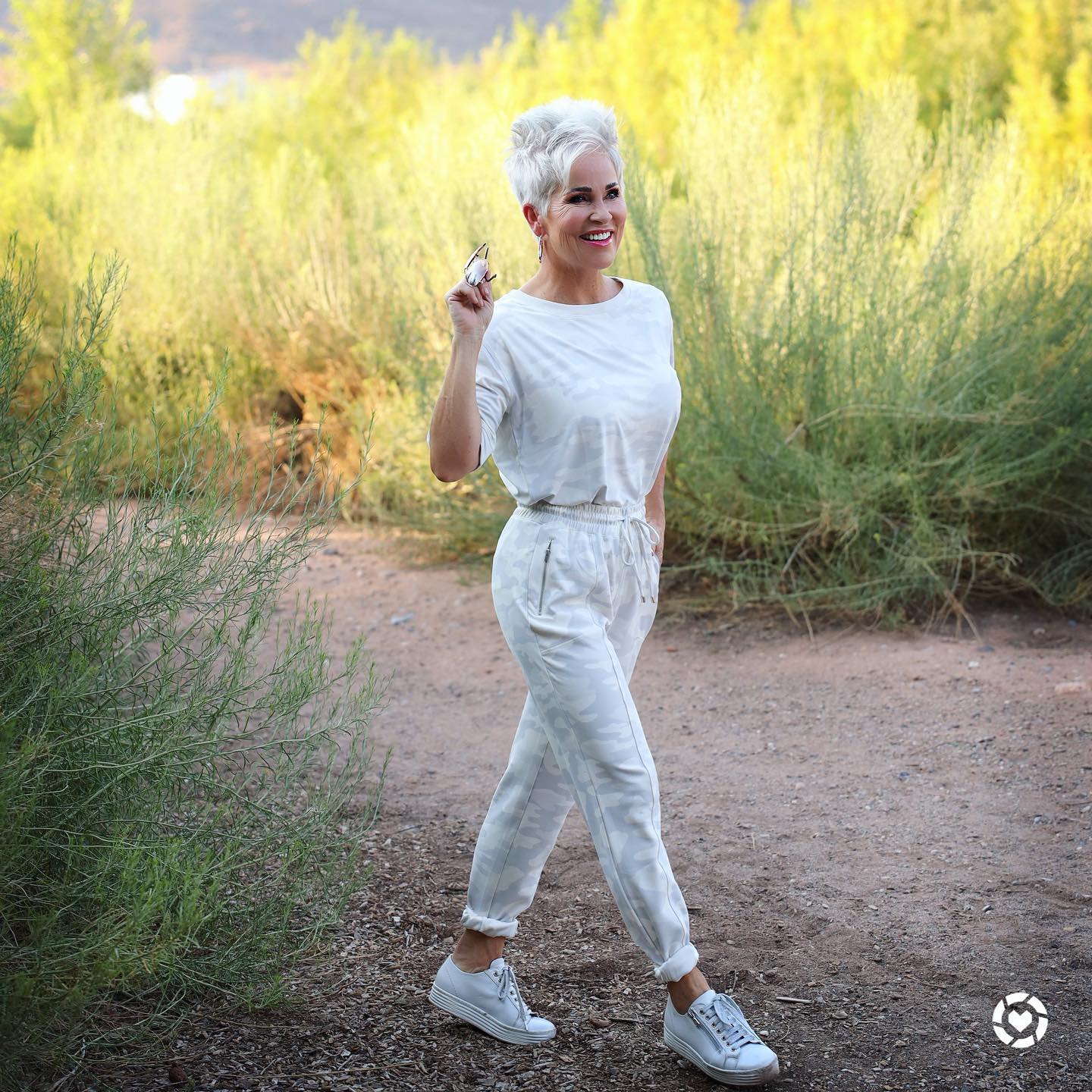 Летний спортивный стиль для женщин 40-50 лет: 60+ солидных и модных образов на 2026 год