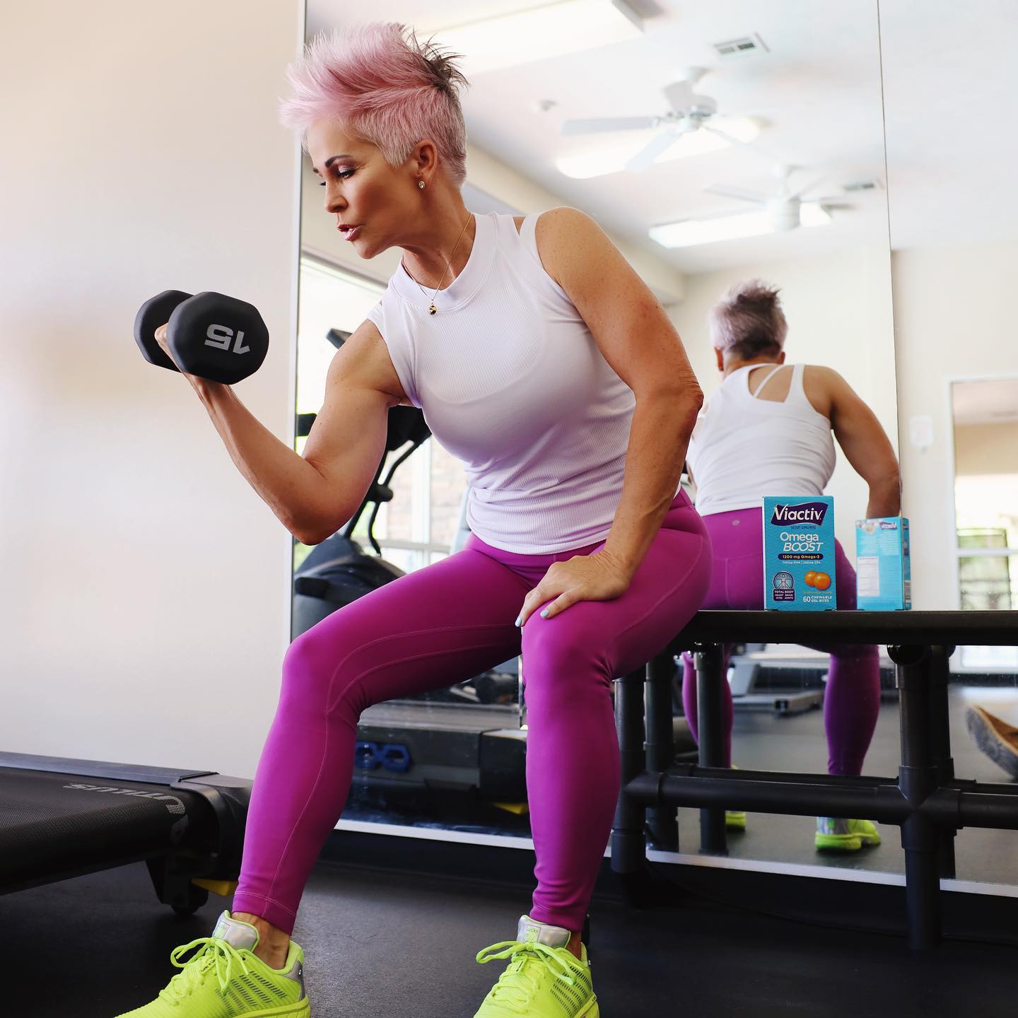 Летний спортивный стиль для женщин 40-50 лет: 60+ солидных и модных образов на 2026 год