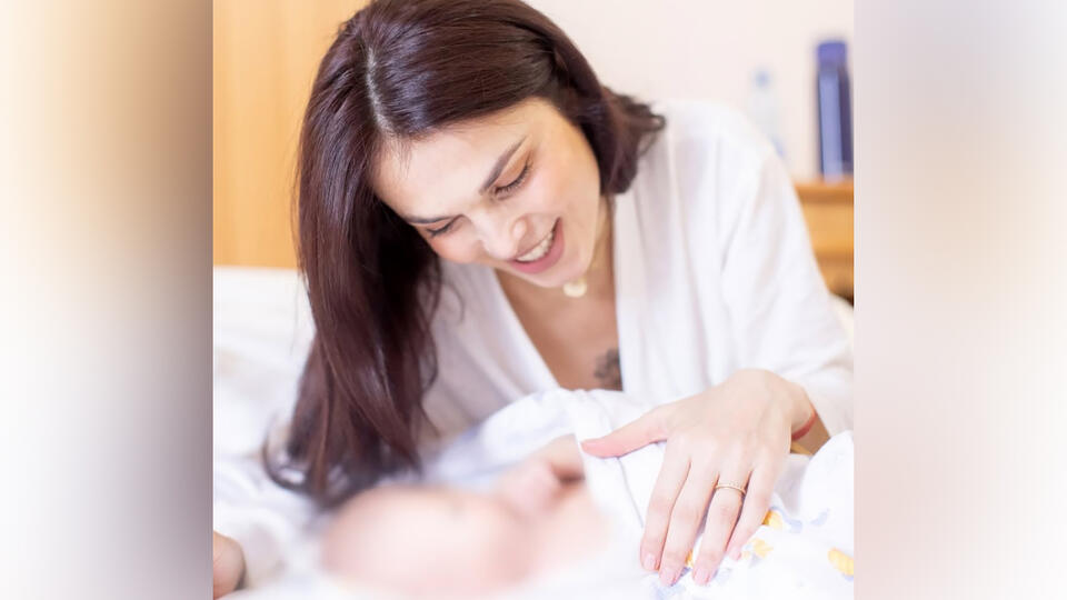 6 звездных пар, которые стали родителями в 2024 году
