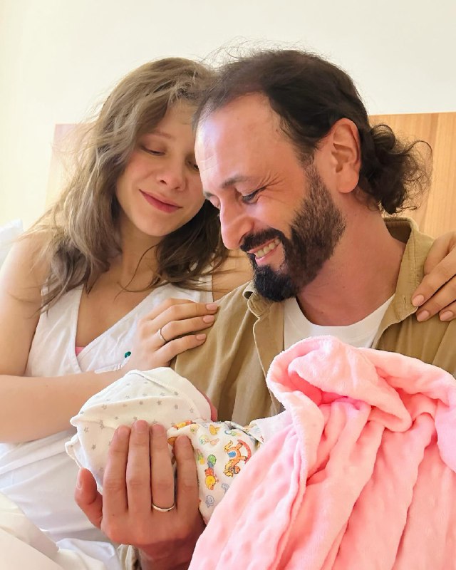 6 звездных пар, которые стали родителями в 2024 году