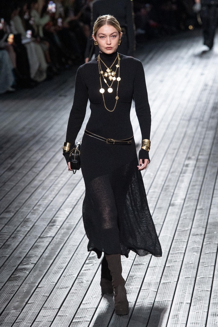 Показ Chanel: какие звёздные гости удивили своим нарядом