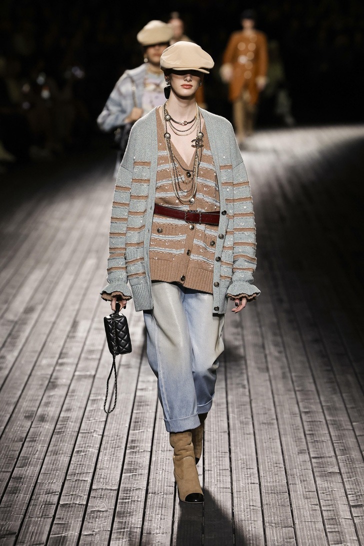 Показ Chanel: какие звёздные гости удивили своим нарядом