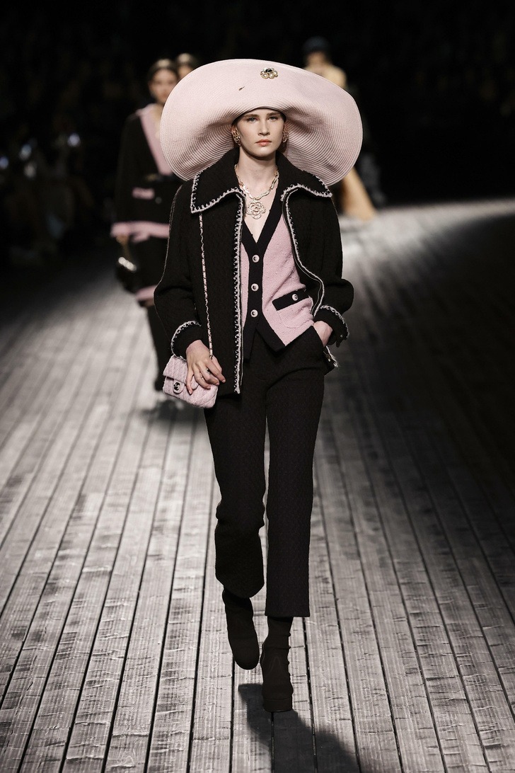 Показ Chanel: какие звёздные гости удивили своим нарядом